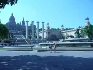 Le MNAC est sur la gauche de l'image, vue depuis l'avenue de la reine Marie-Christine