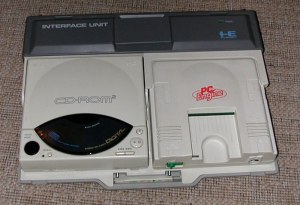 La PC-Engine et son CD-ROM², première console de salon à exploiter la technologie du CD (Source : Obsolete Tears)