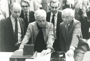 De gauche à droite : Joop Sinjou, chef du projet CD chez Philips ; Herbert von Karajan, légendaire chef d'orchestre publié chez Philips et Akiyo Morita, président de Sony. (Source : Philips)
