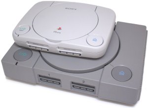 La première Playstation et sa version light, la PS One (Source : SpeedDemosArchives)